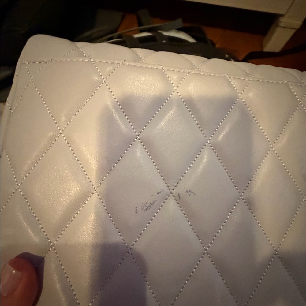 Kate Spade White Quilted Shoulder Bag with Gold Chain - Picture 3 of 6
